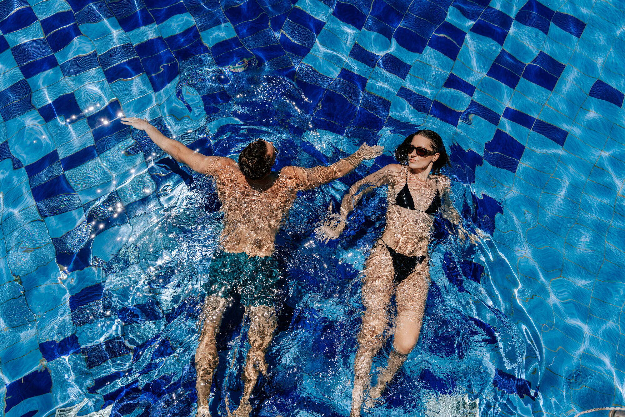 Couple relaxing in the pool at Columbia Beach Resort
